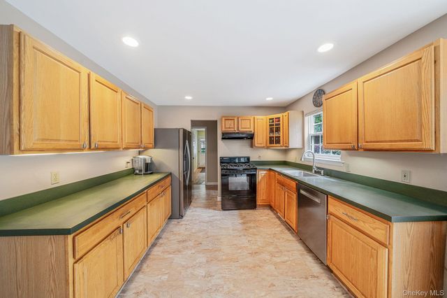24 4th Avenue, Rocky Point, NY 11778