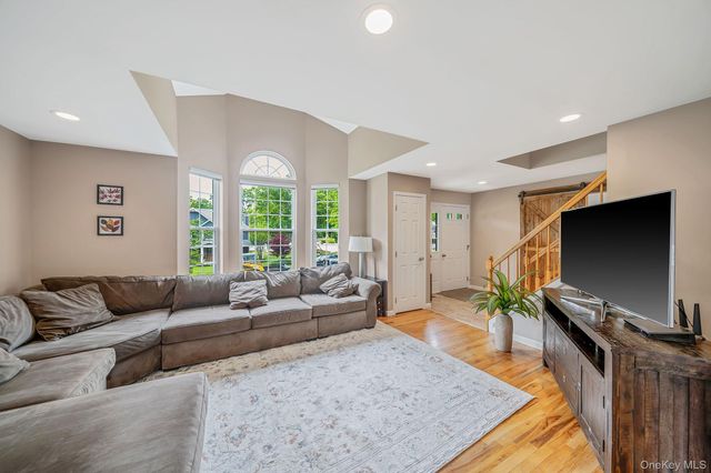 24 4th Avenue, Rocky Point, NY 11778