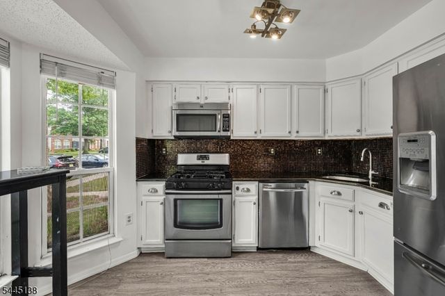 21 Balboa Ln, Franklin Twp., NJ 08823