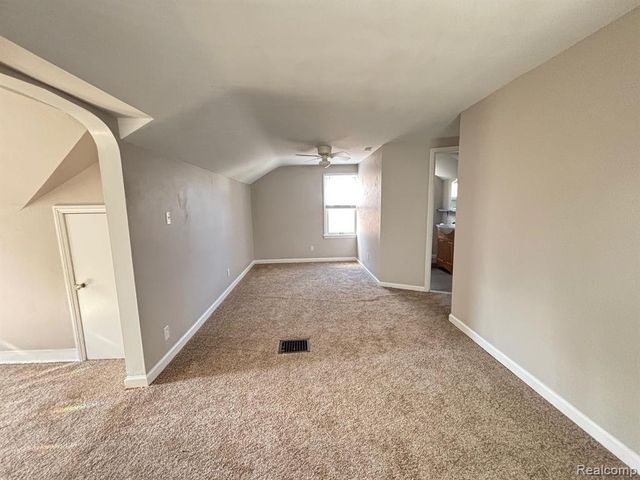 1528 Roslyn Road, Grosse Pointe Woods, MI 48236