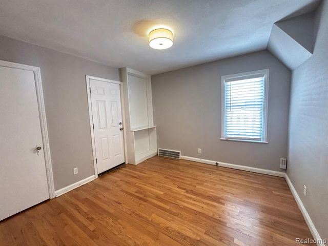 1528 Roslyn Road, Grosse Pointe Woods, MI 48236