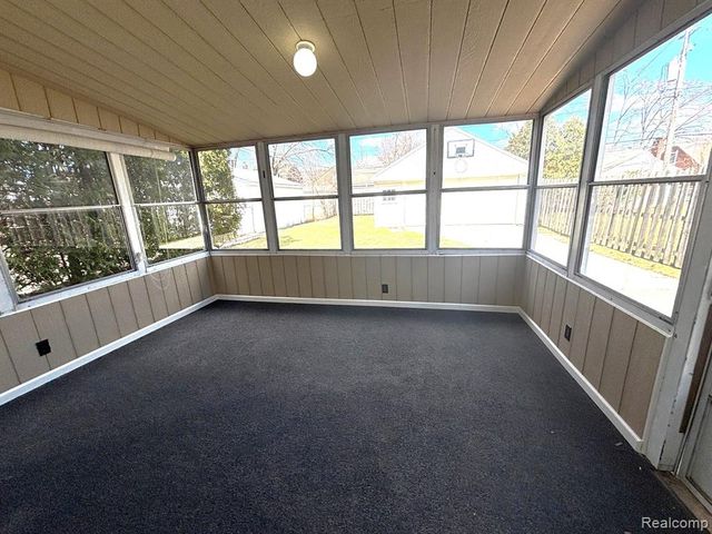 1528 Roslyn Road, Grosse Pointe Woods, MI 48236