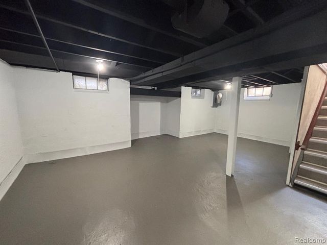 1528 Roslyn Road, Grosse Pointe Woods, MI 48236