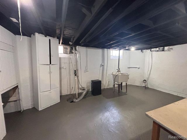 1528 Roslyn Road, Grosse Pointe Woods, MI 48236