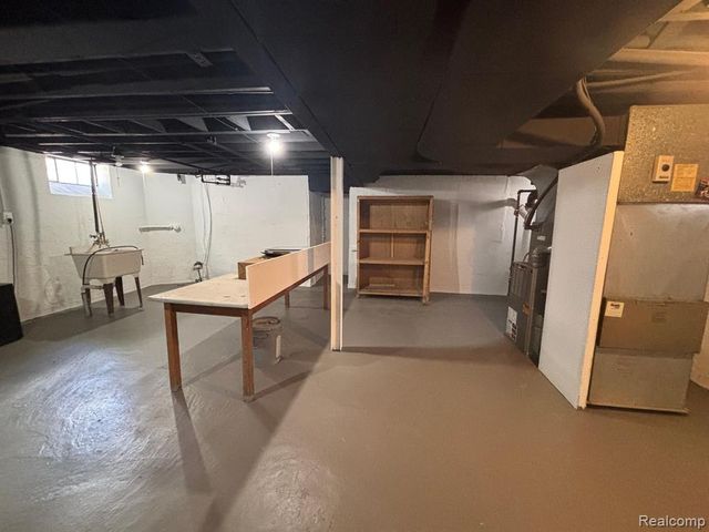 1528 Roslyn Road, Grosse Pointe Woods, MI 48236