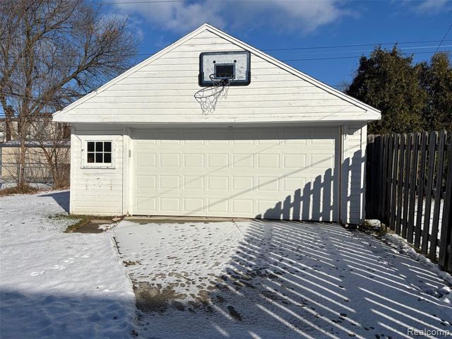 1528 Roslyn Road, Grosse Pointe Woods, MI 48236