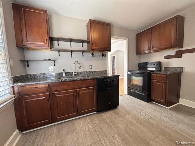 1528 Roslyn Road, Grosse Pointe Woods, MI 48236