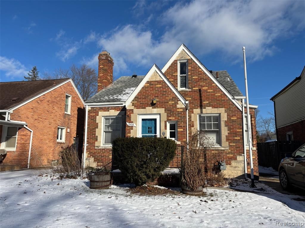 1528 Roslyn Road, Grosse Pointe Woods, MI 48236