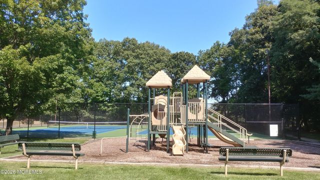 33 Balmoral Court, Matawan, NJ 07747