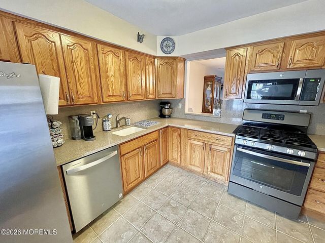 33 Balmoral Court, Matawan, NJ 07747