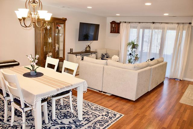 33 Balmoral Court, Matawan, NJ 07747