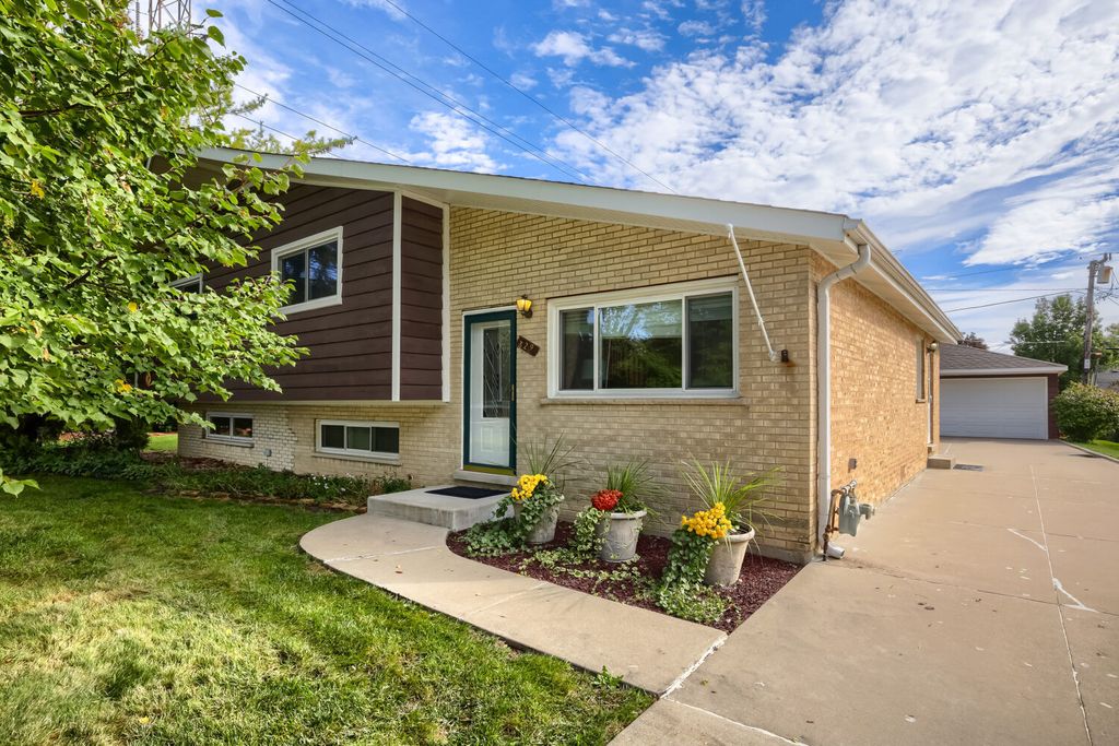 829 N Howard Avenue, Elmhurst, IL 60126 — exterior