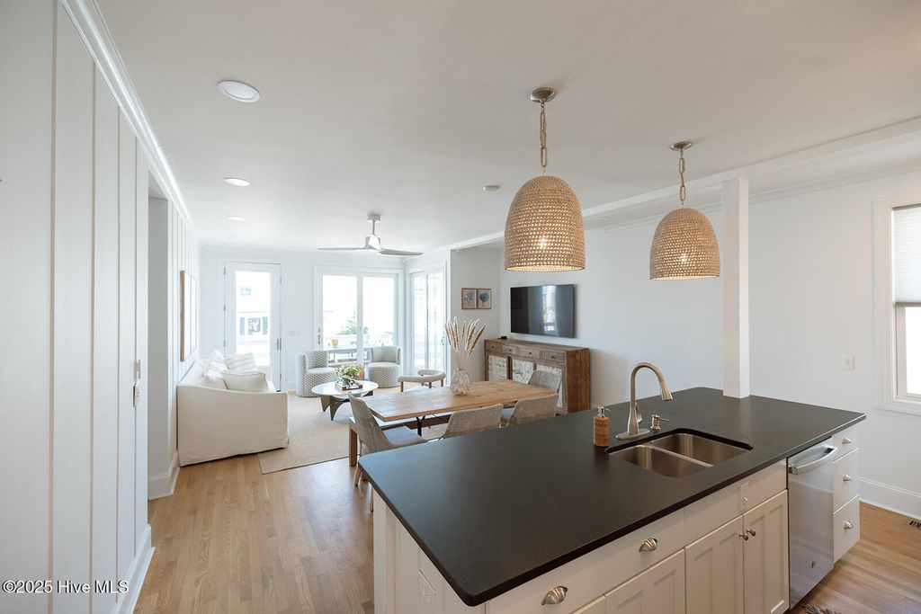 Image 17 of property listing at 16 E Henderson Street Unit A, Wrightsville Beach, NC 28480