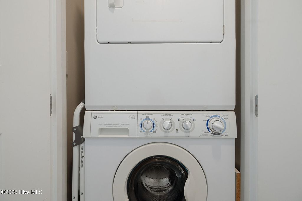 Image 27 of property listing at 16 E Henderson Street Unit A, Wrightsville Beach, NC 28480