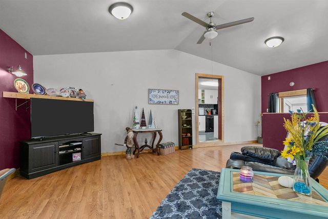 514 E BEACON AVENUE, New London, WI 54961