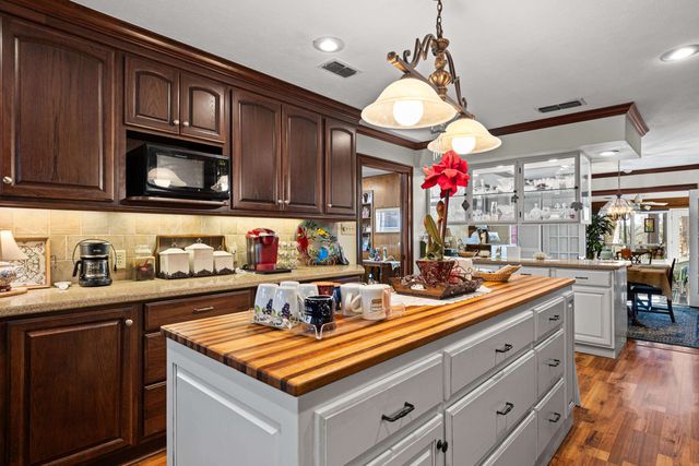 2206 E Pinecrest Drive, Atlanta, TX 75551