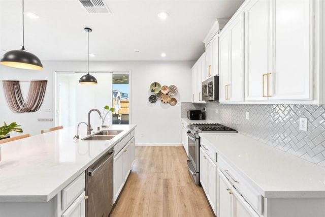 7463 Darque Way, Elk Grove, CA 95757