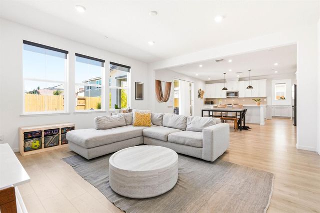 7463 Darque Way, Elk Grove, CA 95757