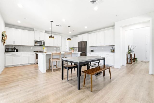 7463 Darque Way, Elk Grove, CA 95757