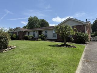 131 Pin Oak Dr, Hendersonville, TN 37075