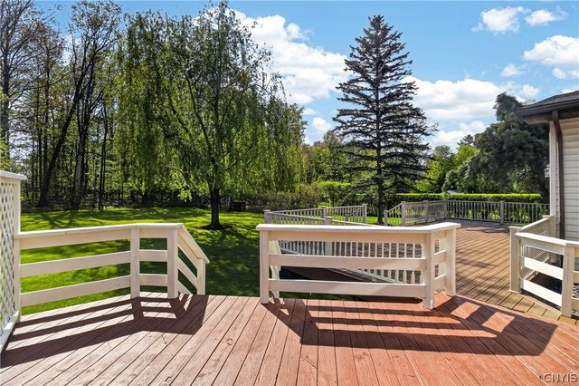 7 Homestead Road West, New Hartford, NY 13323