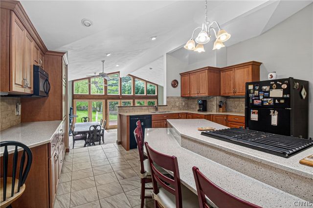 7 Homestead Road West, New Hartford, NY 13323
