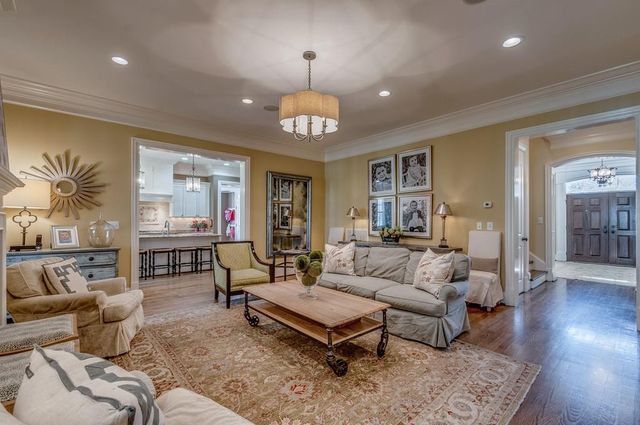 1330 Burton Valley Rd, Nashville, TN 37215
