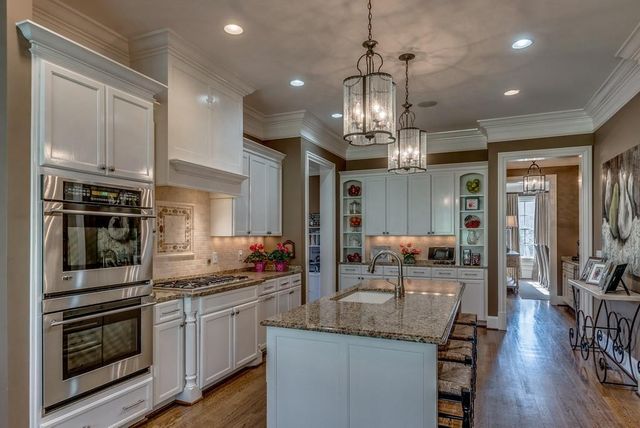 1330 Burton Valley Rd, Nashville, TN 37215