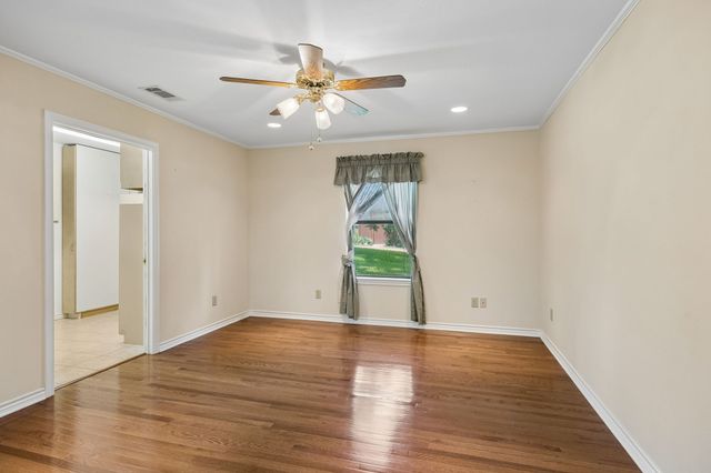 140 Pin Oak Drive, Mabank, TX 75156
