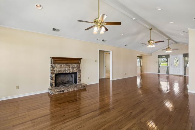 140 Pin Oak Drive, Mabank, TX 75156