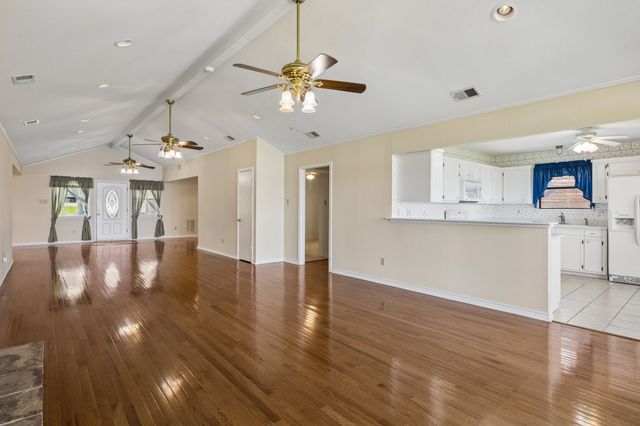 140 Pin Oak Drive, Mabank, TX 75156