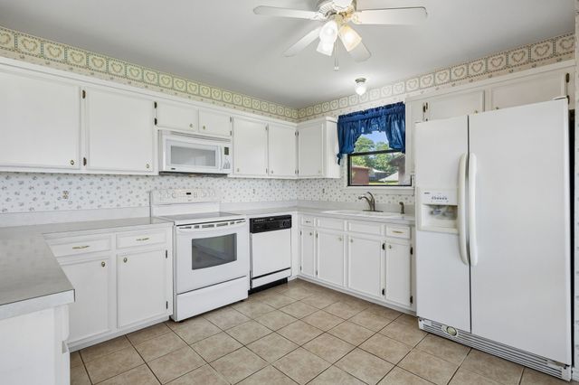 140 Pin Oak Drive, Mabank, TX 75156