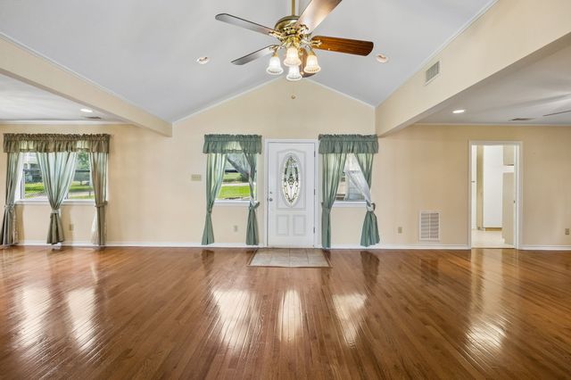 140 Pin Oak Drive, Mabank, TX 75156