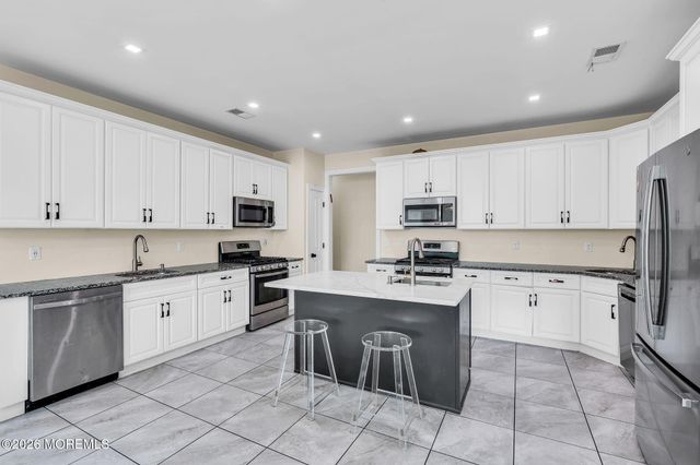 7 Dune Court, Lakewood, NJ 08701