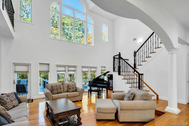 10 Bay Woods Drive, Hampton Bays, NY 11946