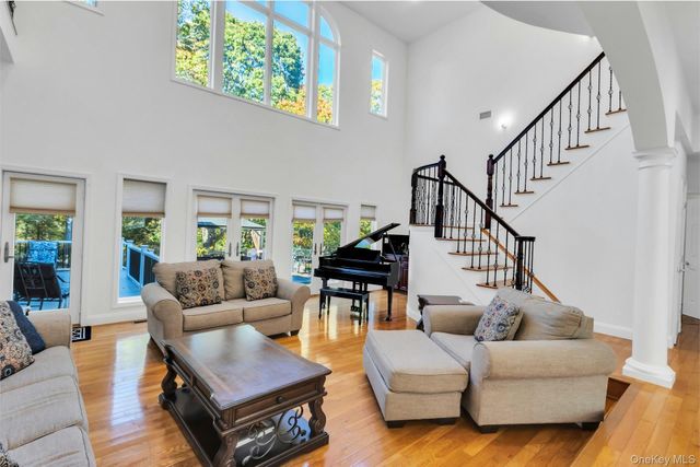 10 Bay Woods Drive, Hampton Bays, NY 11946