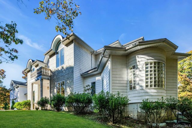 10 Bay Woods Drive, Hampton Bays, NY 11946