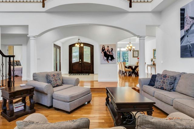 10 Bay Woods Drive, Hampton Bays, NY 11946