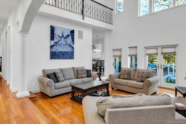 10 Bay Woods Drive, Hampton Bays, NY 11946