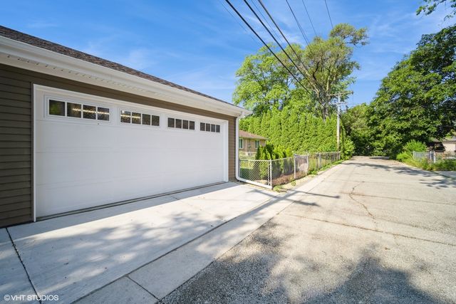 648 Oakwood Court, Des Plaines, IL 60016