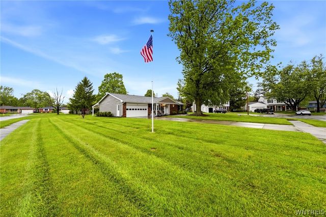 4 Woodward Court, West Seneca, NY 14224