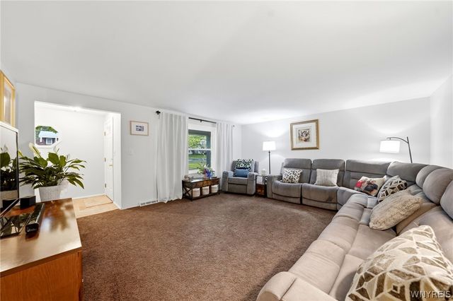 4 Woodward Court, West Seneca, NY 14224