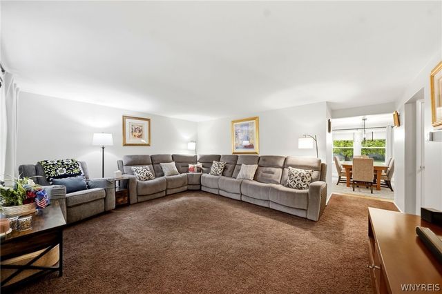 4 Woodward Court, West Seneca, NY 14224