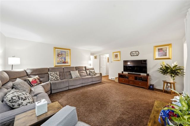 4 Woodward Court, West Seneca, NY 14224