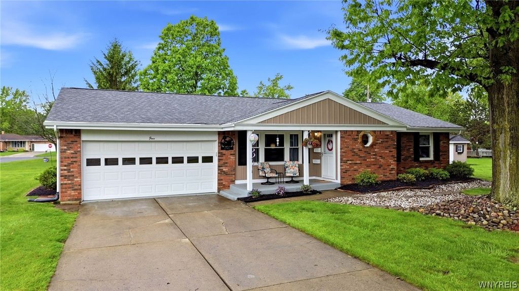 4 Woodward Court, West Seneca, NY 14224