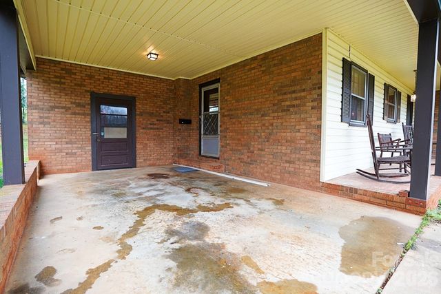 915 Woods Drive, Statesville, NC 28677