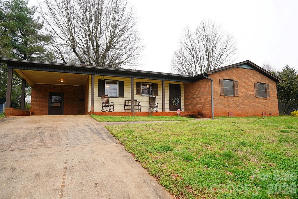 915 Woods Drive, Statesville, NC 28677