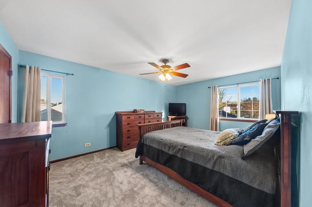 677 Windemere Lane, Carol Stream, IL 60188
