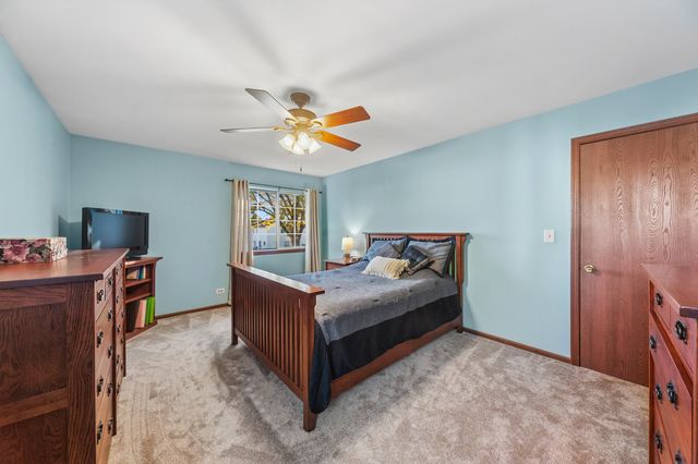 677 Windemere Lane, Carol Stream, IL 60188