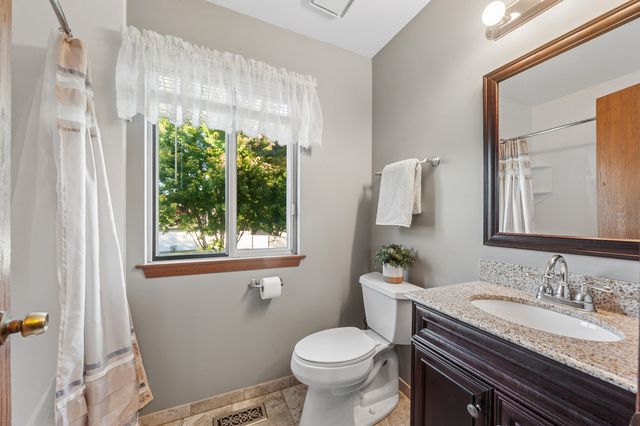 677 Windemere Lane, Carol Stream, IL 60188